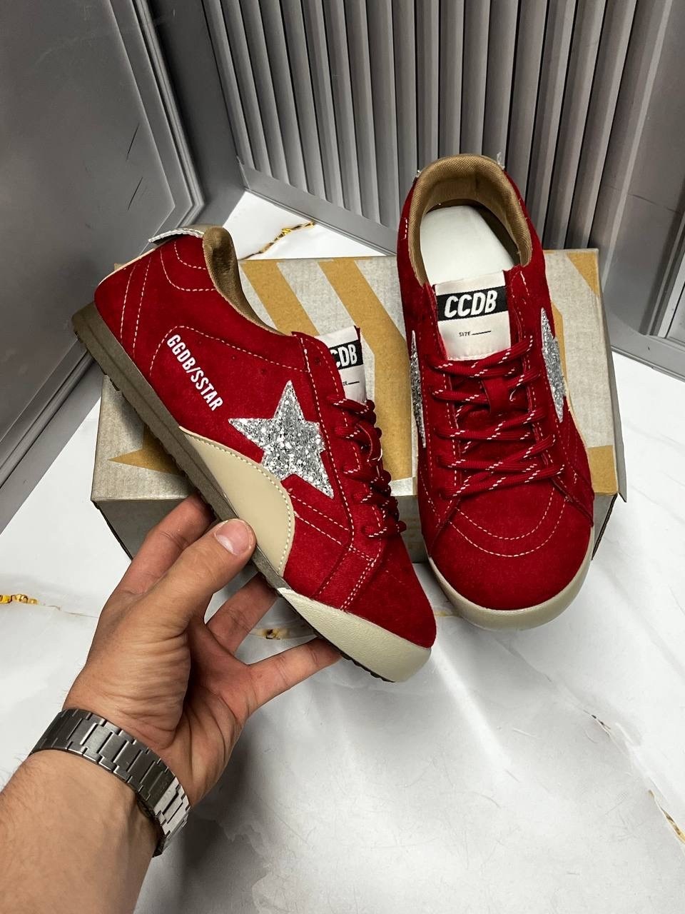 ,кроссовки golden goose,кеды super-star с блестками golden goose черный,кеды golden goose,замшевые низкие кеды ballstar с аппликацией в виде звезд golden goose черный