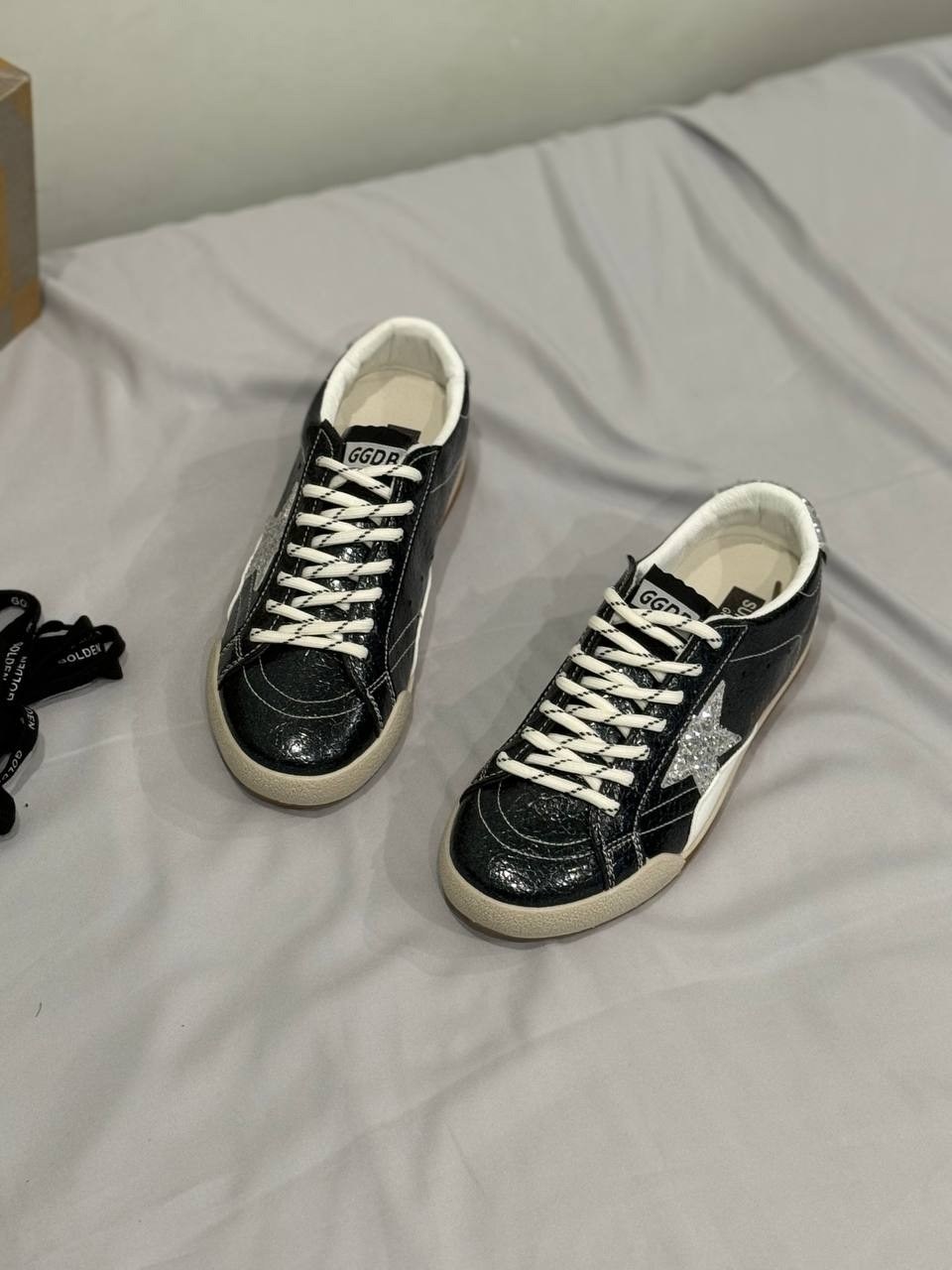 кеды super-star с блестками golden goose черный,замшевые низкие кеды ballstar с аппликацией в виде звезд golden goose черный,кеды golden goose,кожаные низкие кеды с блестками superstar golden goose,об