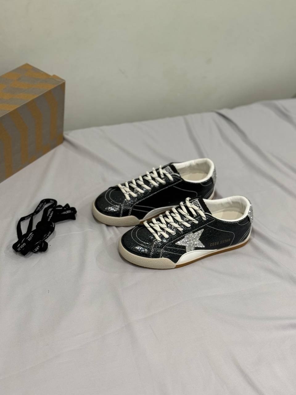 кеды super-star с блестками golden goose черный,замшевые низкие кеды ballstar с аппликацией в виде звезд golden goose черный,кеды golden goose,кожаные низкие кеды с блестками superstar golden goose,об