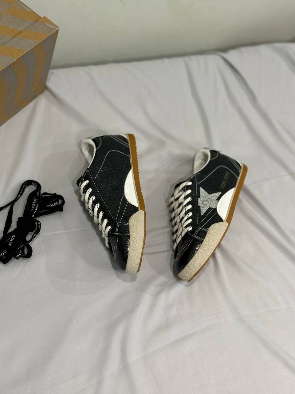 кеды super-star с блестками golden goose черный,замшевые низкие кеды ballstar с аппликацией в виде звезд golden goose черный,кеды golden goose,кожаные низкие кеды с блестками superstar golden goose,об