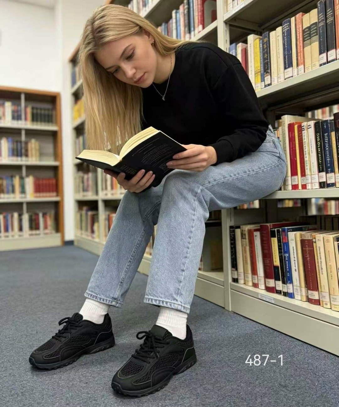 девушка в библиотеке,книга в библиотеке,фотосессия в библиотеке,девушка с книгами,чтение книги