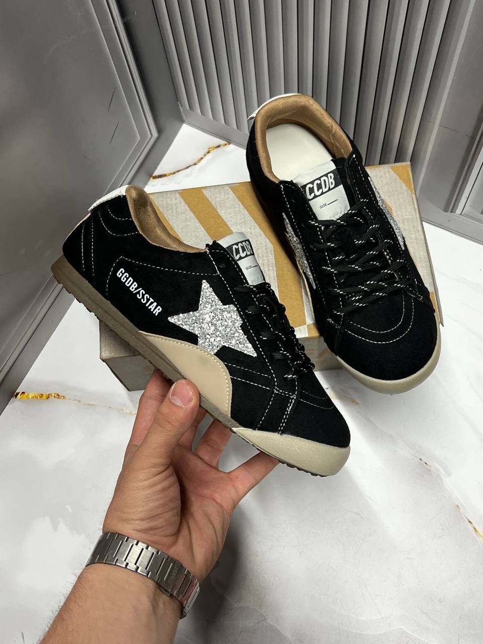 ,кроссовки golden goose,кеды super-star с блестками golden goose черный,кеды golden goose,замшевые низкие кеды ballstar с аппликацией в виде звезд golden goose черный