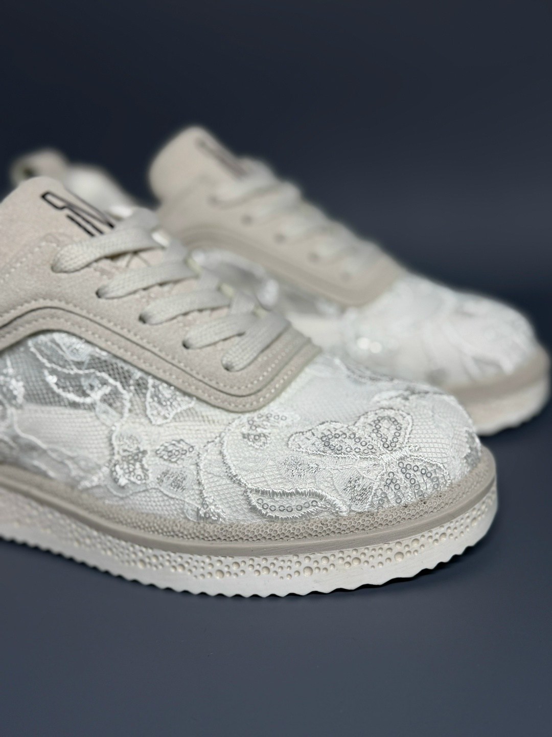 кроссовки женскиe,,стильные женские кроссовки, женская,модные кроссовки