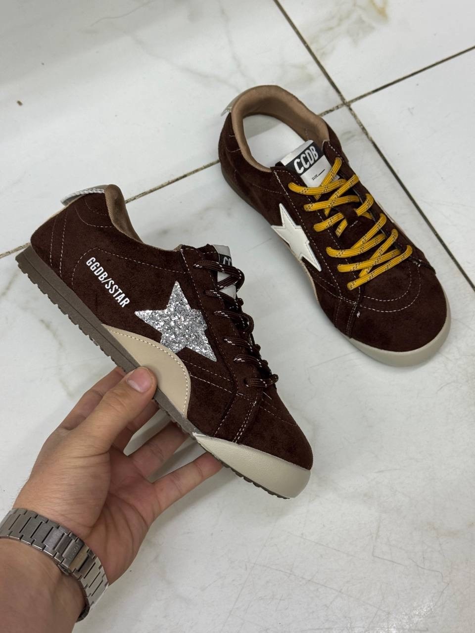 golden goose кроссовки super-star коричневый,мужские замшевые низкие кроссовки с вышитыми звездами superstar golden goose коричневый,коричневые кроссовки ball star golden goose anthracite silver,golde