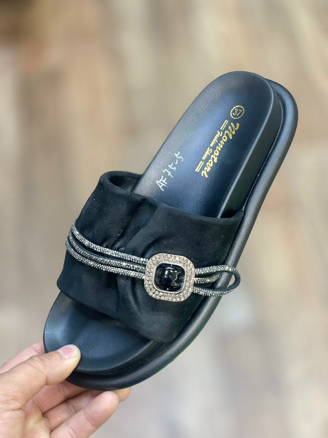 шлепанцы женские,женские шлепки,,шлепанцы модные,шлепки женские бежевые