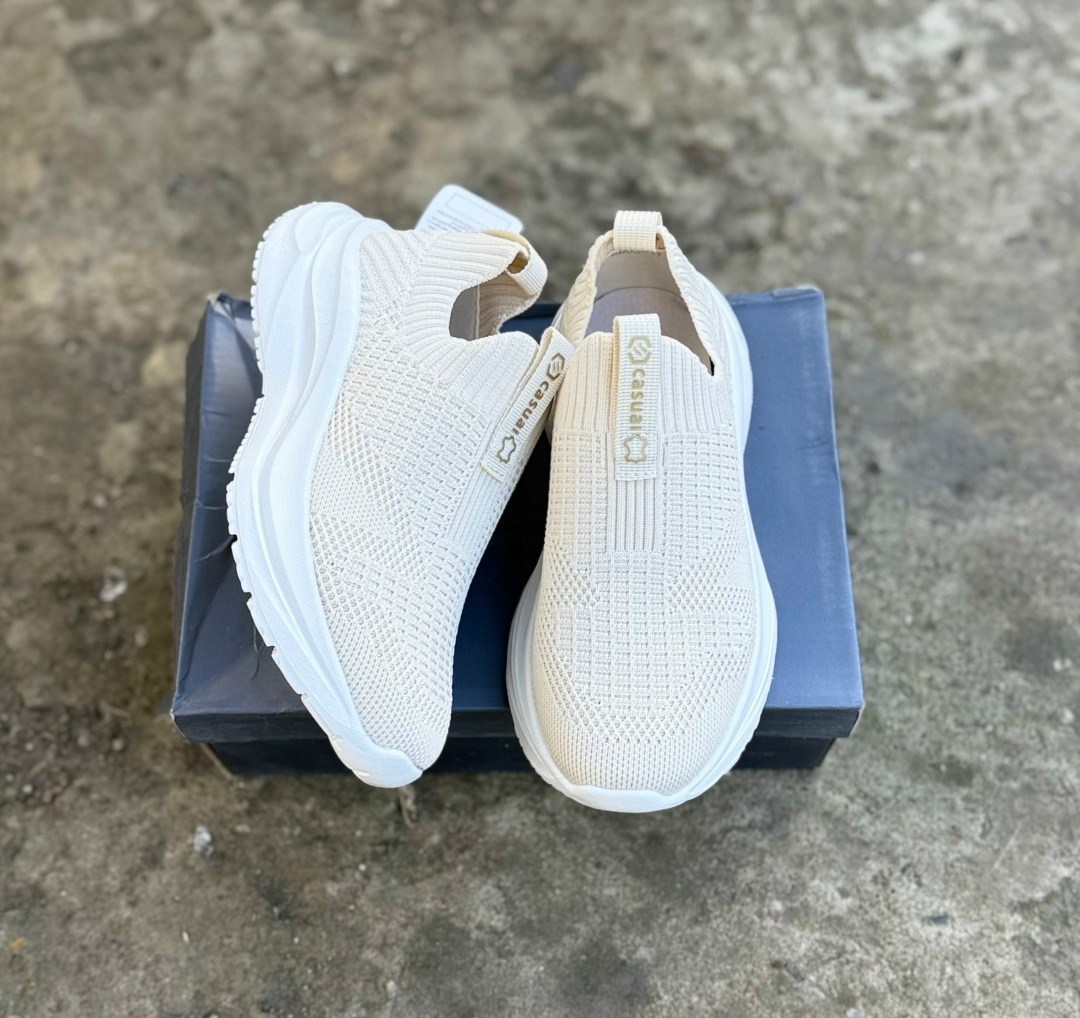 ,кроссовки женскиe,слипоны женские,бежевые кроссовки,кроссовки слипоны