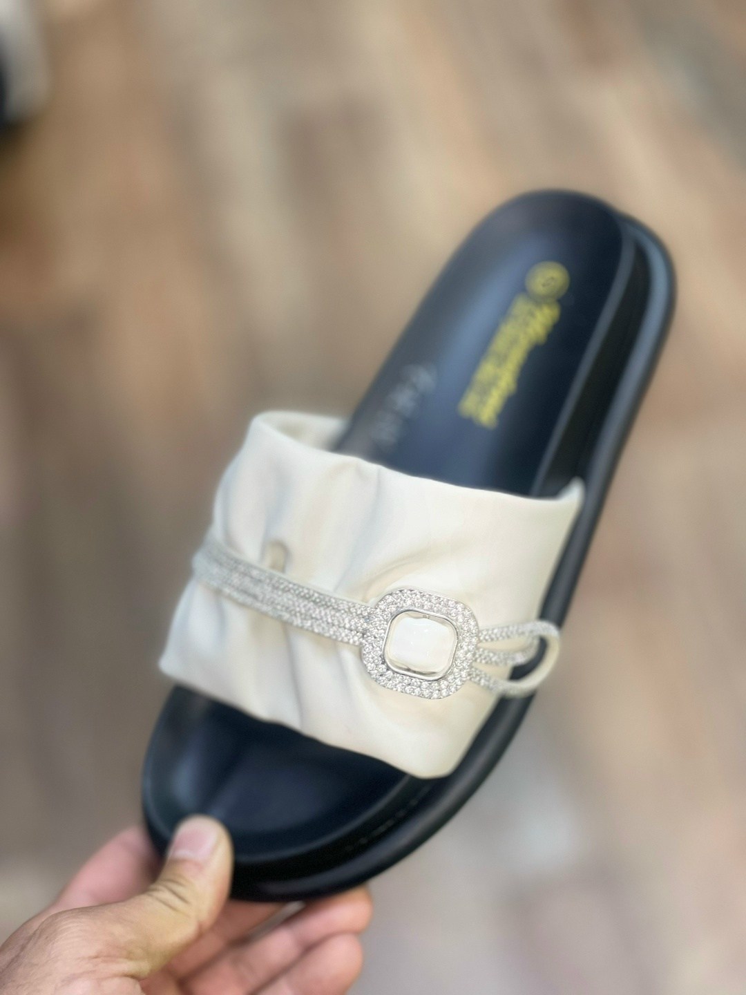 шлепанцы женские,женские шлепки,,шлепанцы модные,шлепки женские бежевые