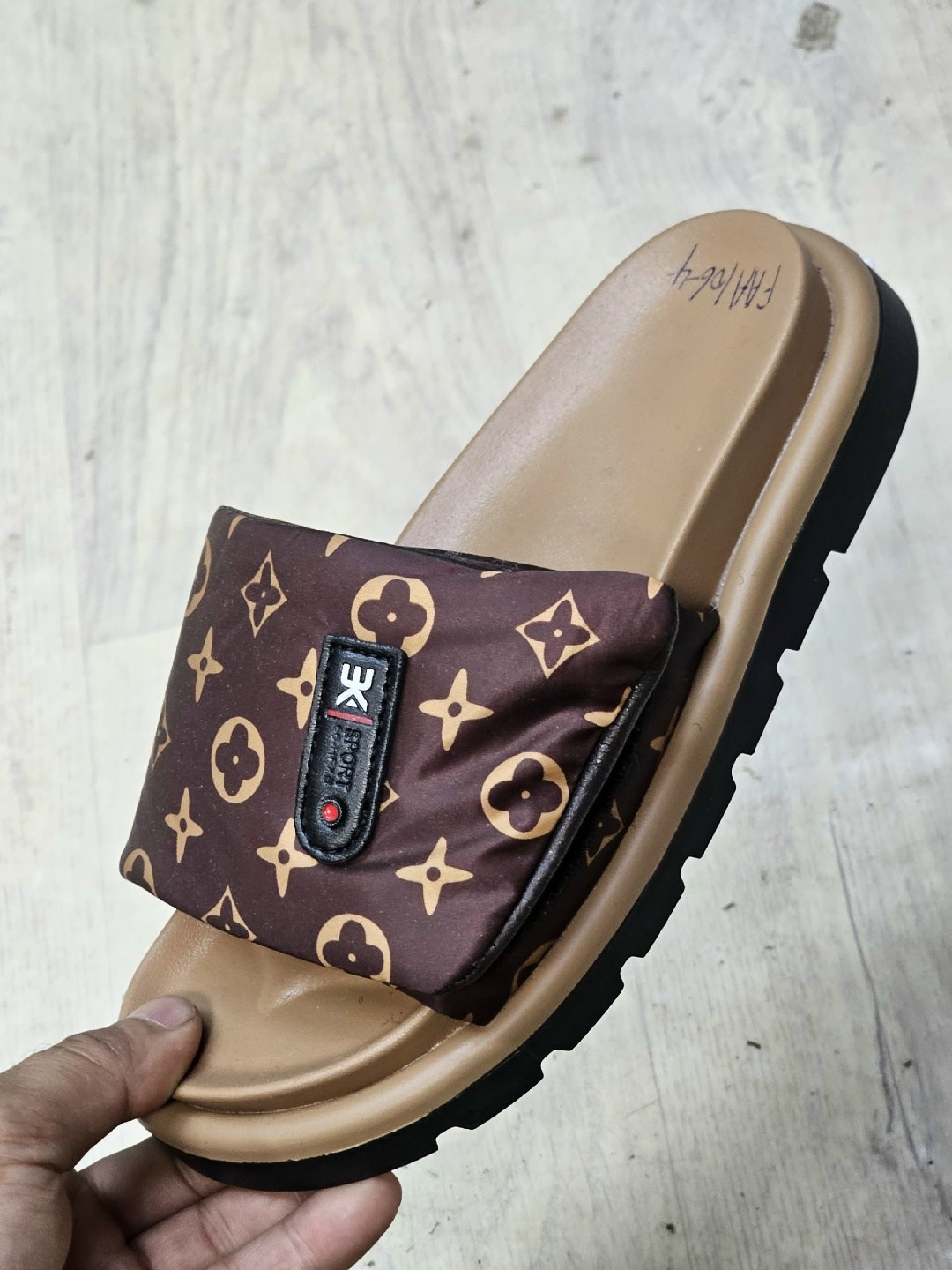 шлепанцы луи виттон,,шлепанцы женские louis vuitton,шлепанцы louis vuitton,тапки луи витон