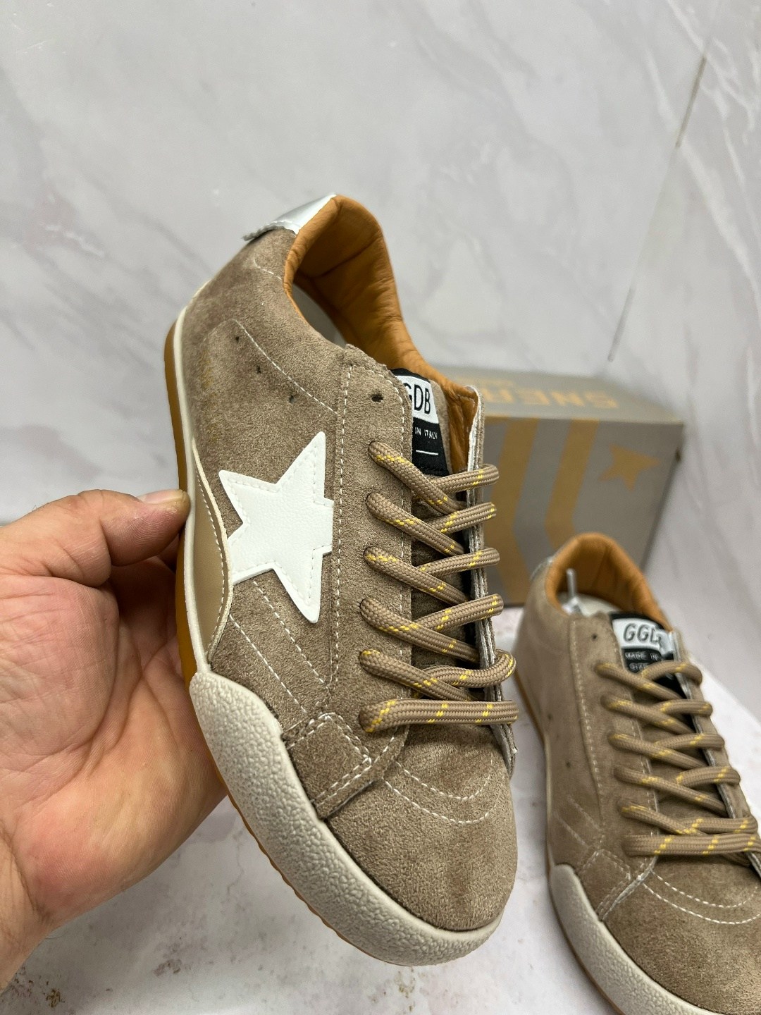 golden goose кроссовки super-star коричневый,коричневые кроссовки ball star golden goose anthracite silver,мужские замшевые низкие кроссовки с вышитыми звездами superstar golden goose коричневый,кеды