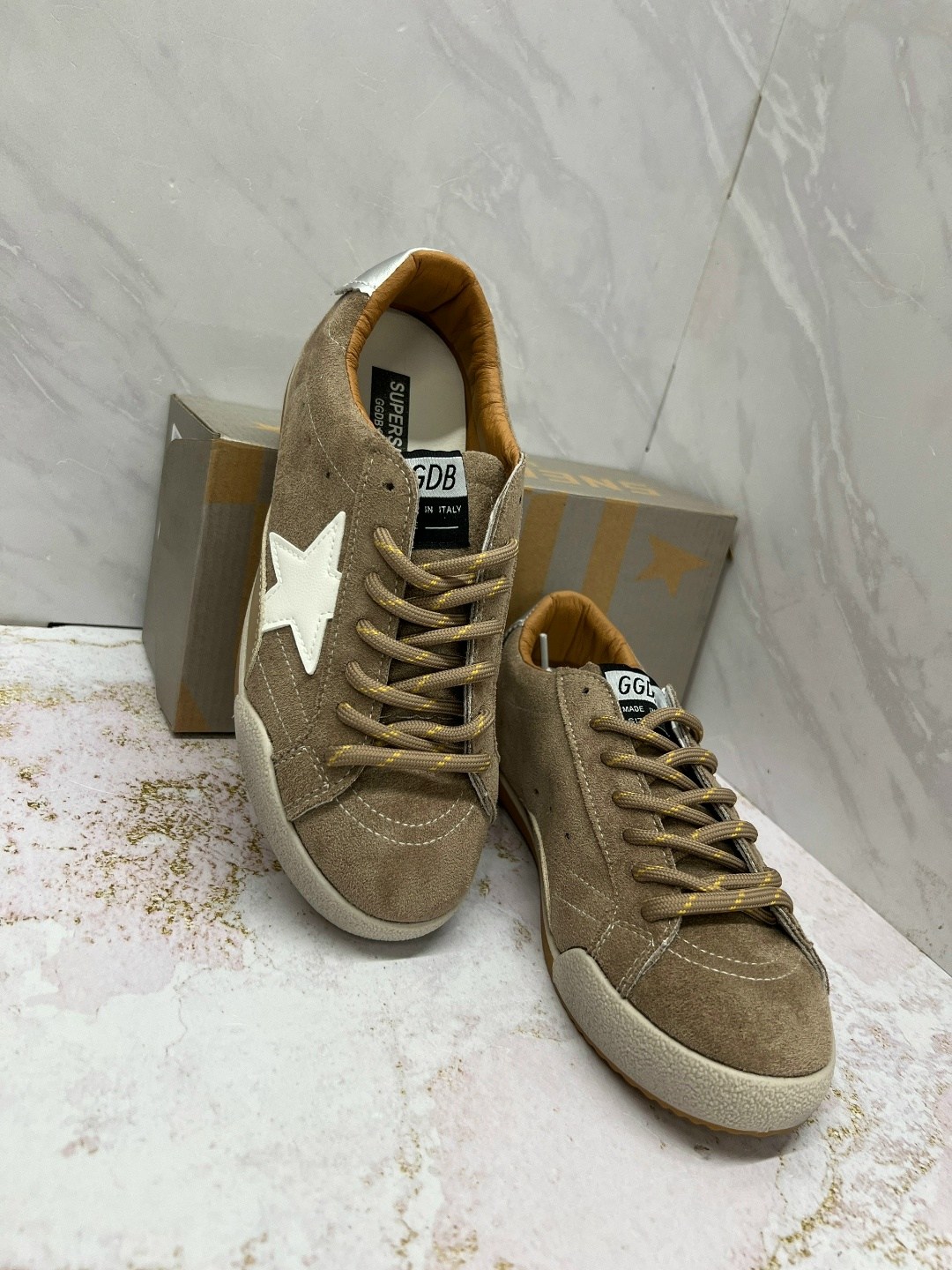 golden goose кроссовки super-star коричневый,коричневые кроссовки ball star golden goose anthracite silver,мужские замшевые низкие кроссовки с вышитыми звездами superstar golden goose коричневый,кеды