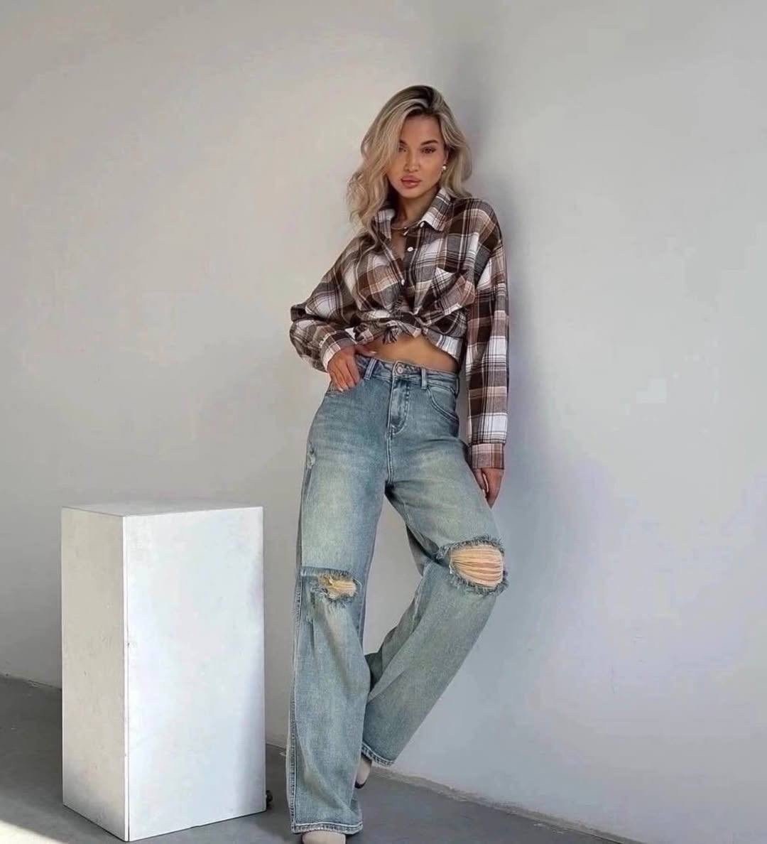 рваные джинсы трубы женские,джинсы трубы с модными рваными коленями и высокой,джинсы клёш писк моды арт.3913727,женские джинсы голубой,джинсы хлопок