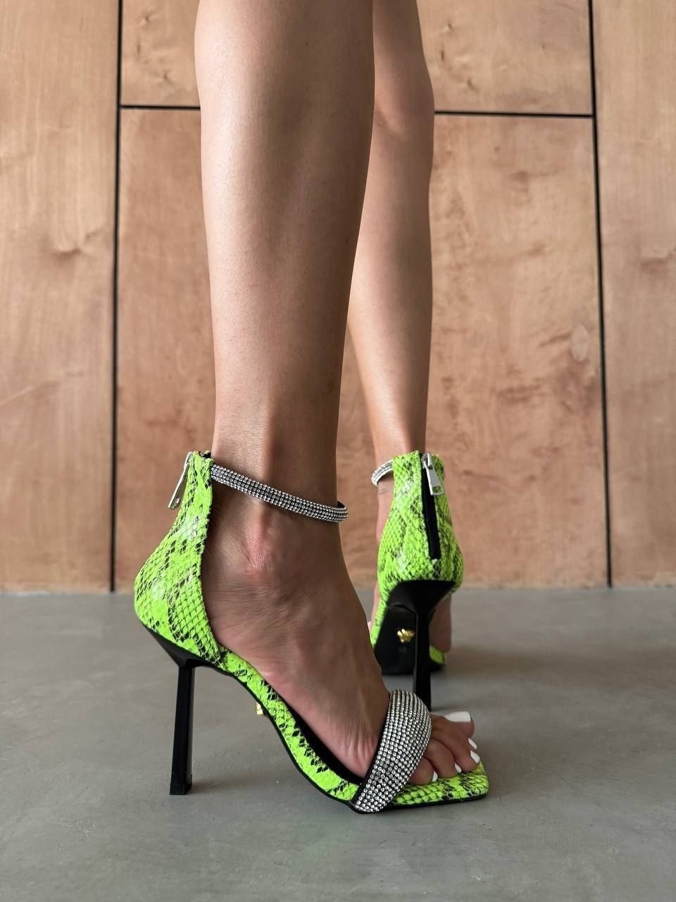 босоножки versace,женские босоножки,модные босоножки,неоновые босоножки,босоножки на каблуках