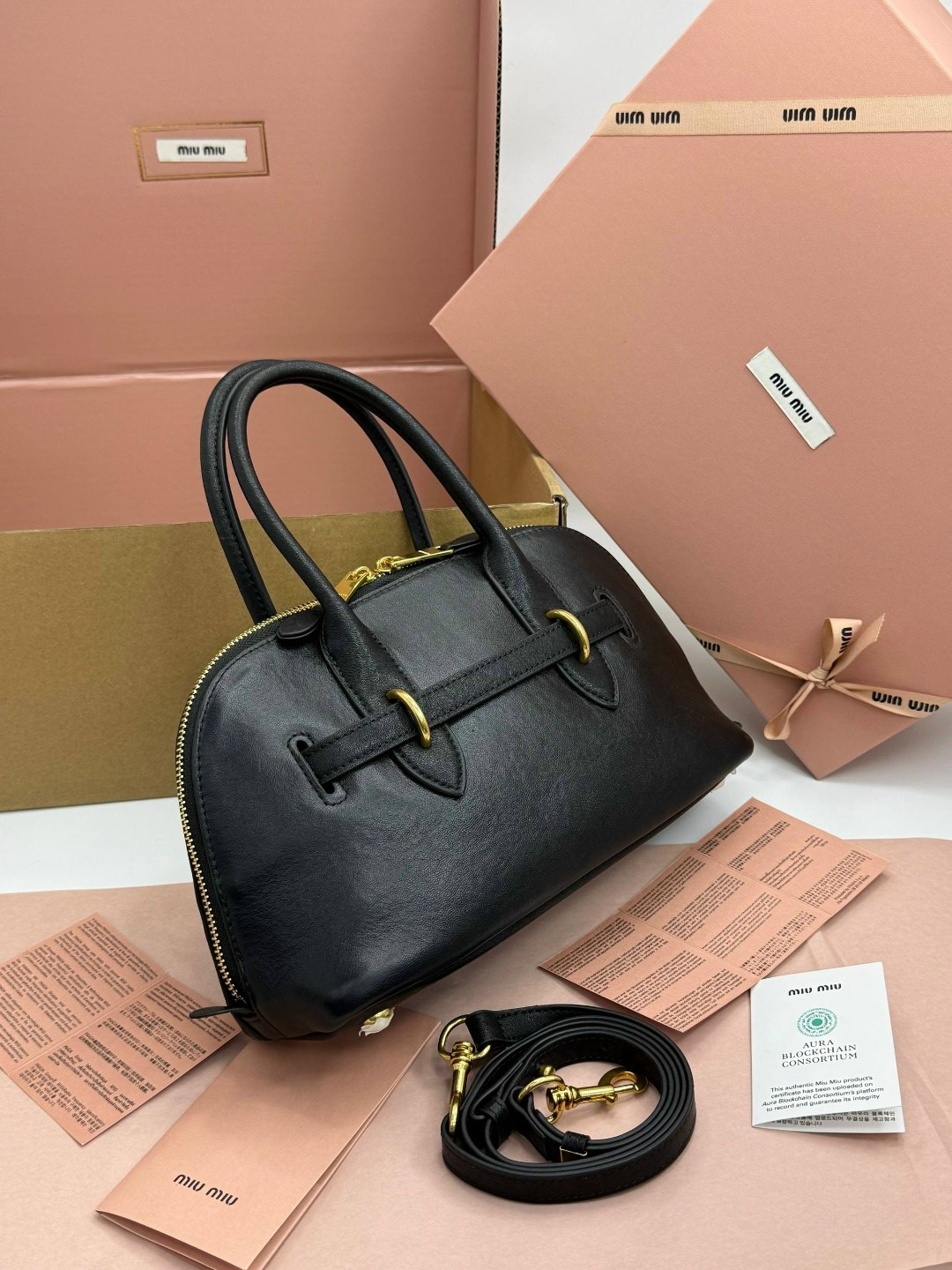 miu miu сумка женская,женская кожаная сумка miu miu aventure черная,miu miu сумка,небольшая сумка miu miu натуральная кожа чёрная,сумка женская натуральная кожа miu miu