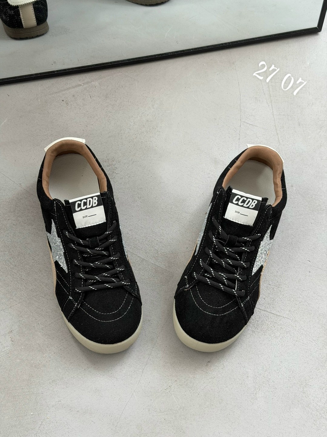 golden goose кроссовки super-star коричневый,,кеды golden goose,мужские замшевые низкие кроссовки с вышитыми звездами superstar golden goose коричневый,кроссовки golden goose