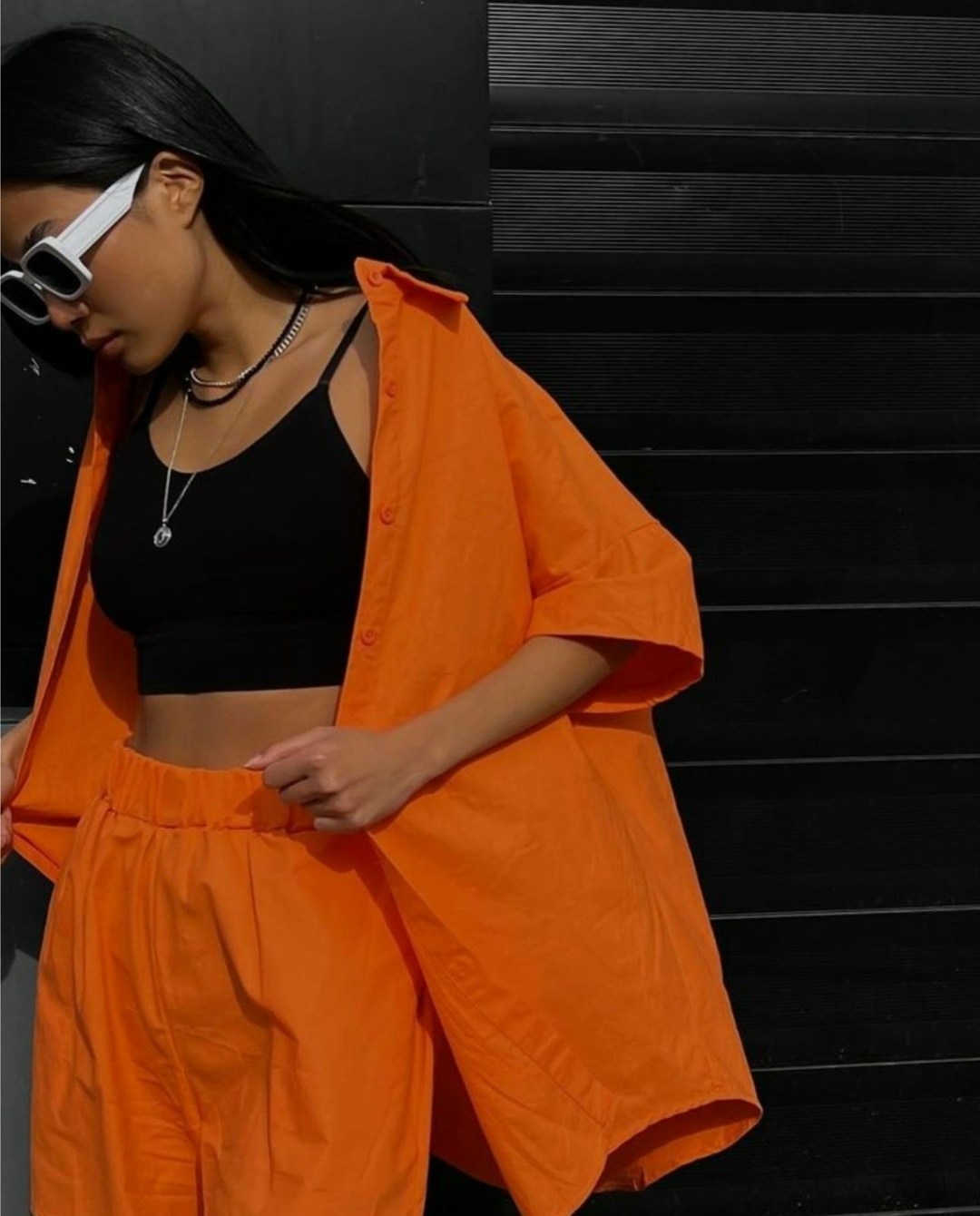 женский костюм с шортами и рубашкой,оранжевый костюм,летний костюм с шортами и рубашкой,летний женский костюм с шортами,стильный женский костюм с шортами