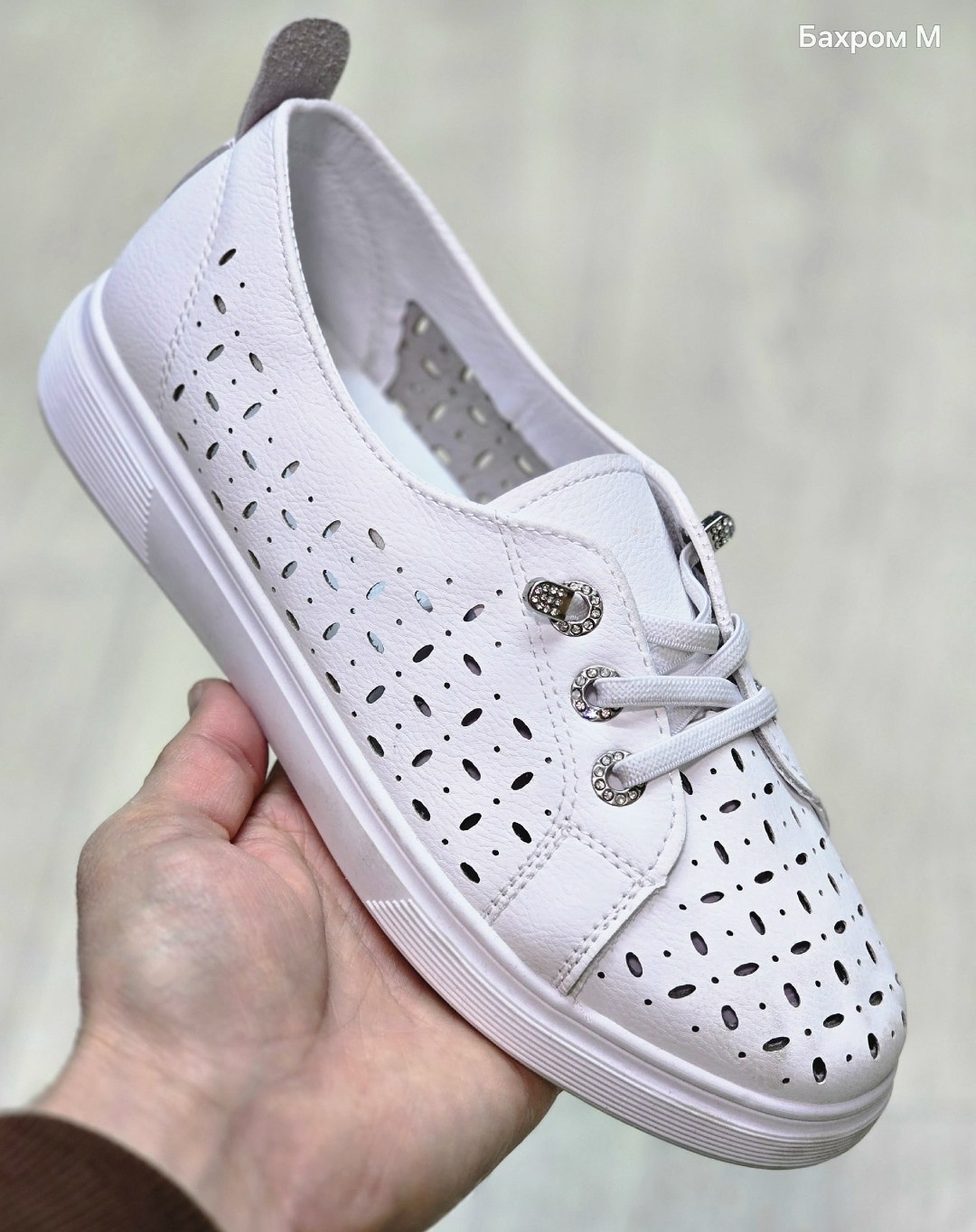 ,кеды перфорированные женские,мокасины белые с перфорацией,мокасины с перфорацией,кроссовки с перфорацией