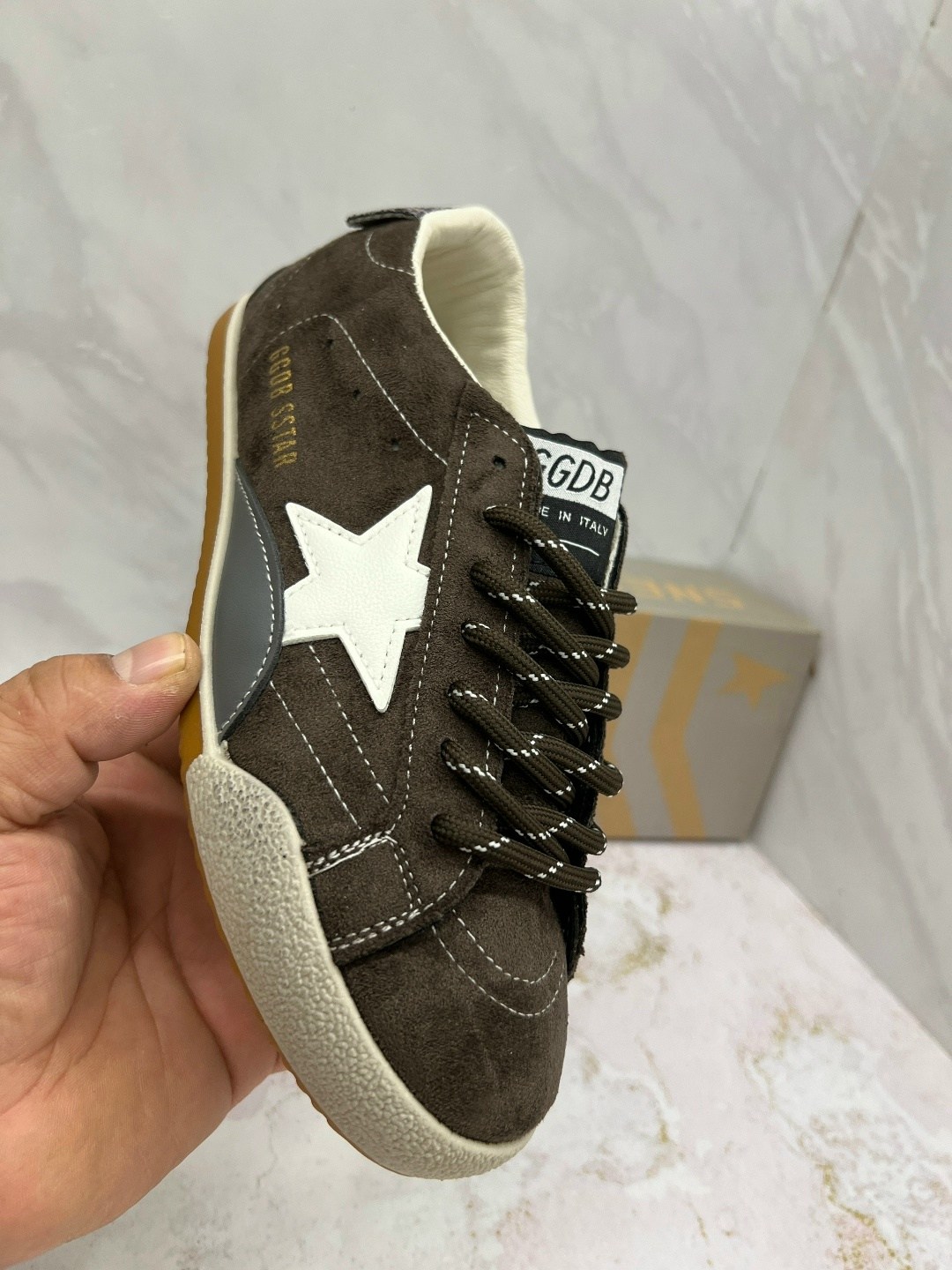 golden goose кроссовки super-star коричневый,коричневые кроссовки ball star golden goose anthracite silver,мужские замшевые низкие кроссовки с вышитыми звездами superstar golden goose коричневый,кеды