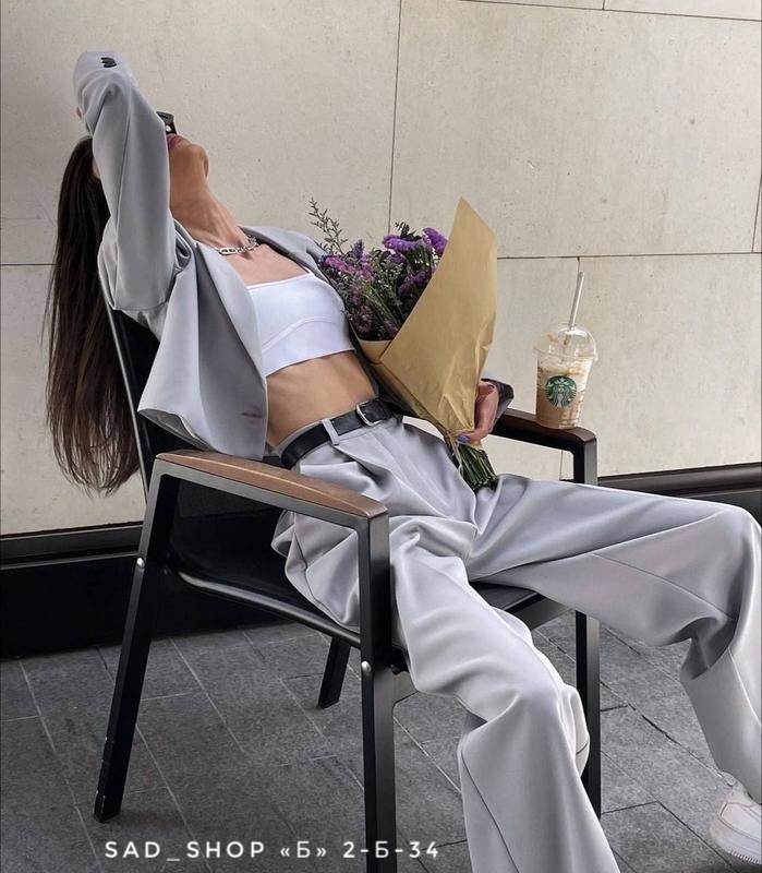 костюм с брюками палаццо,костюм женский брючный,розовый брючный костюм,трендовый брючный костюм,брючный костюм с брюками палаццо и укороченным пиджаком с плечиками