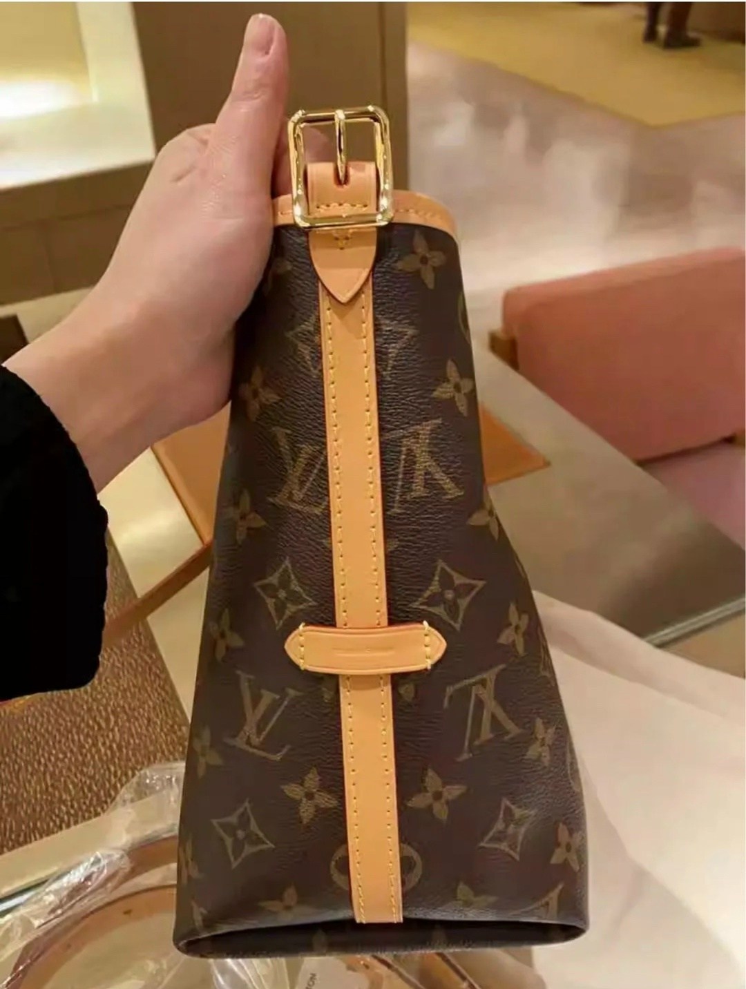 сумка louis vuitton carry all mm коричневая,louis vuitton сумка,брендовые сумочки,louis vuitton bag,женская сумка louis vuitton среднего размера