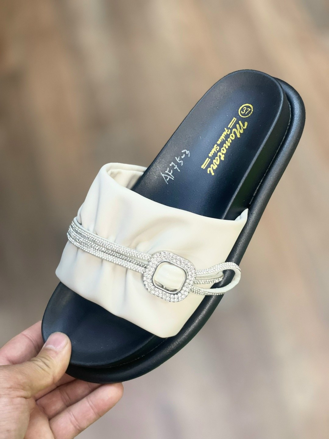 шлепанцы женские,женские шлепки,,шлепанцы модные,шлепки женские бежевые