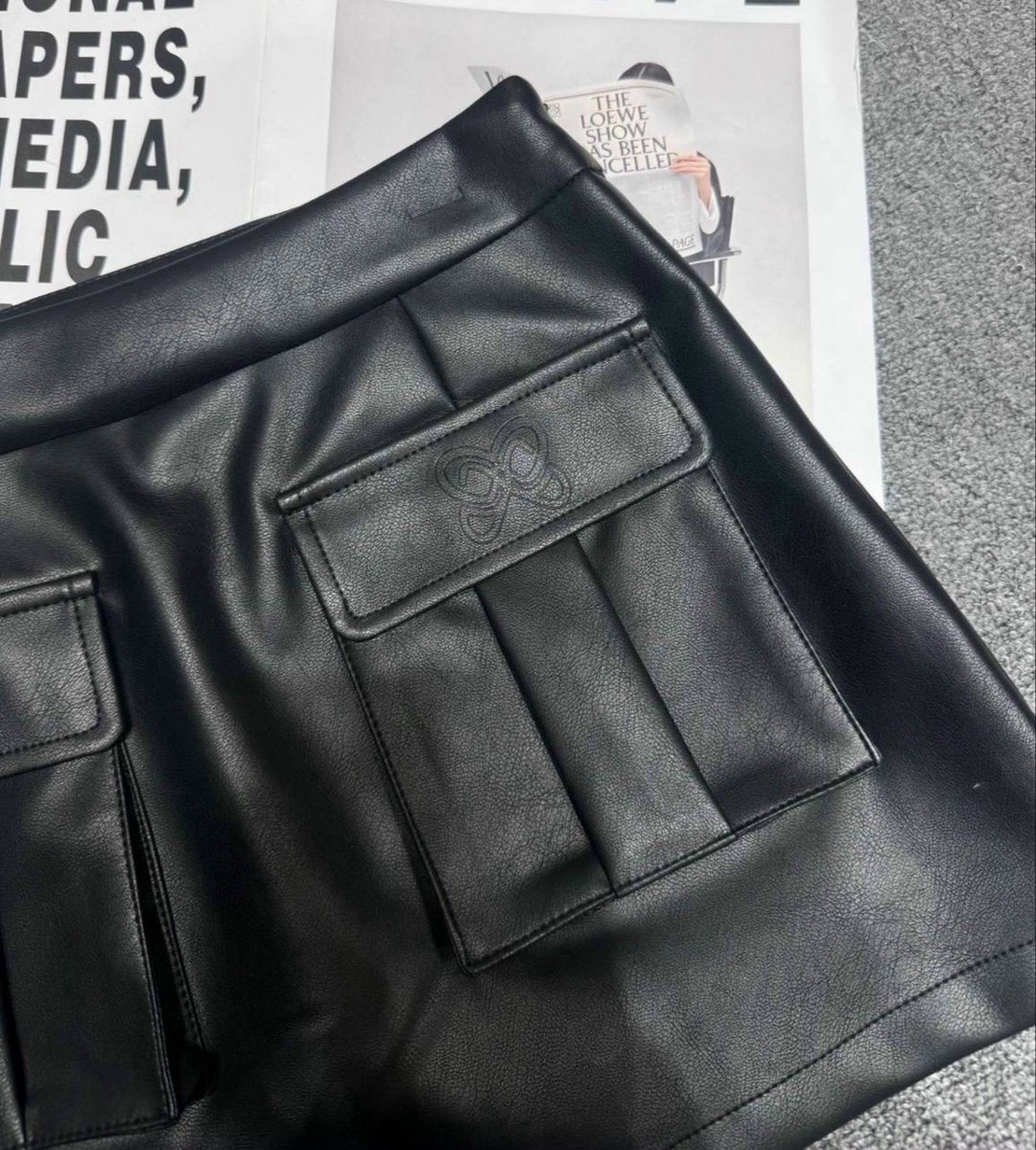 кожаная юбка мини,кожаная юбка,короткая кожаная юбка,юбка-шорты кожаная трапециевидная с высокой талией и поясом,мини-юбка из искусственной кожи