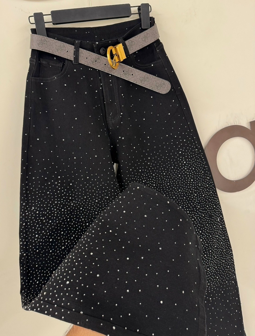 джинсы широкие багги со стразами selfsame,джинсы со стразами,джинсы с термостразами,джинсы широкие багги со стразами selfsame цвет черный,джинсы прямые со стразами черные le o 222675248