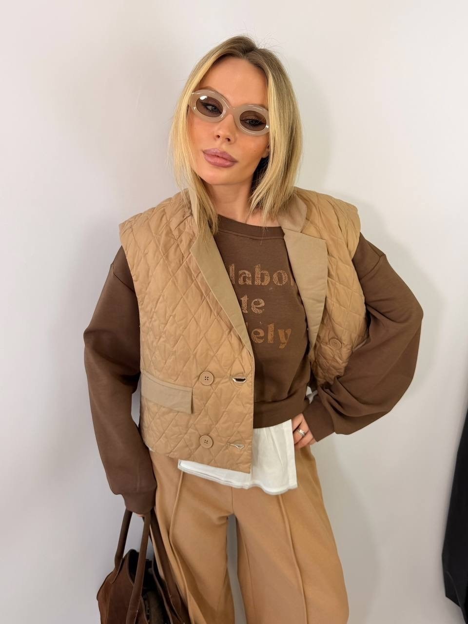 жилетка женская,жилет женский,бежевые брюки,жилет свободного кроя