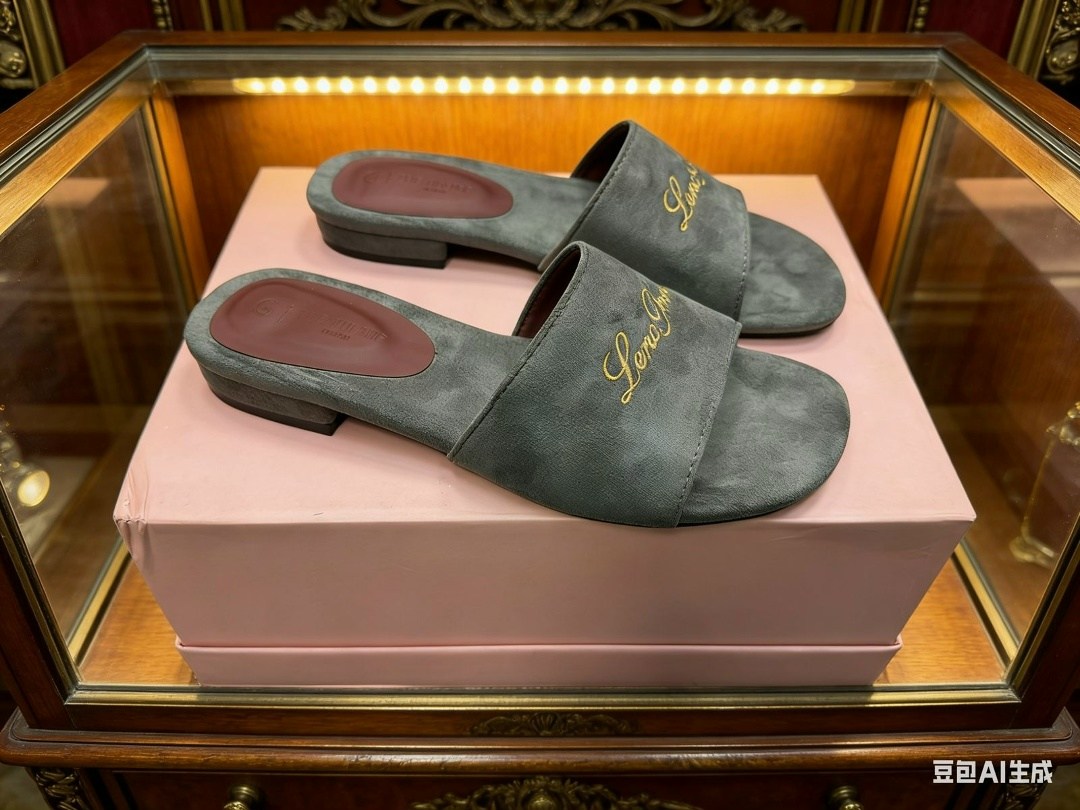 женские шлепанцы,,loro piana шлепки,модные шлепанцы,модные тапочки