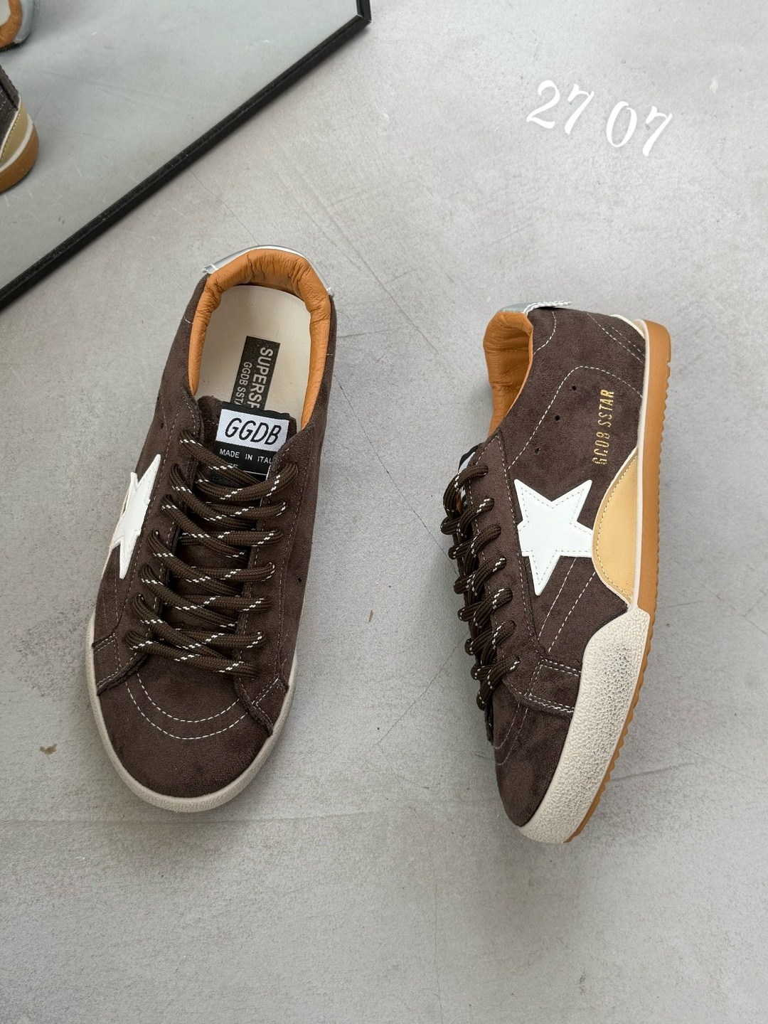 golden goose кроссовки super-star коричневый,,кеды golden goose,мужские замшевые низкие кроссовки с вышитыми звездами superstar golden goose коричневый,кроссовки golden goose