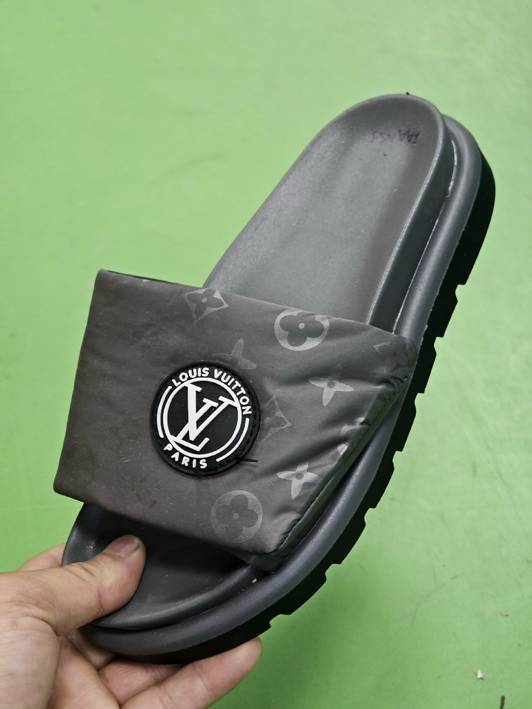 луи виттон шлепки женские,шлепанцы луи виттон белые,тапочки луи виттон мужские,,шлепки луи витон женские