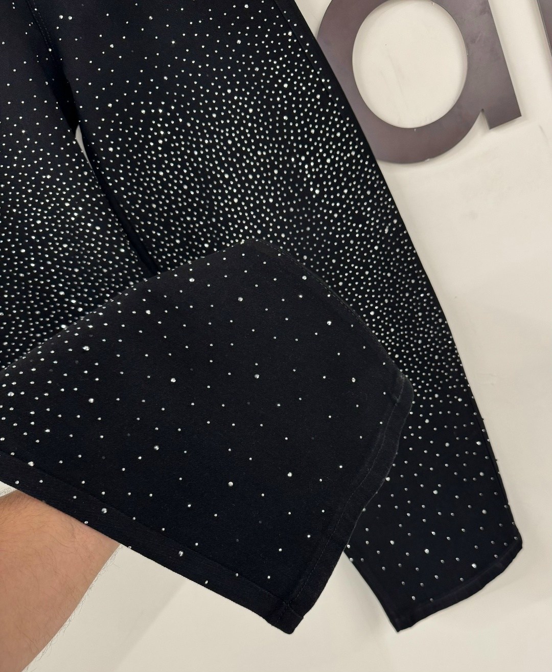 джинсы широкие багги со стразами selfsame,джинсы со стразами,джинсы с термостразами,джинсы широкие багги со стразами selfsame цвет черный,джинсы прямые со стразами черные le o 222675248