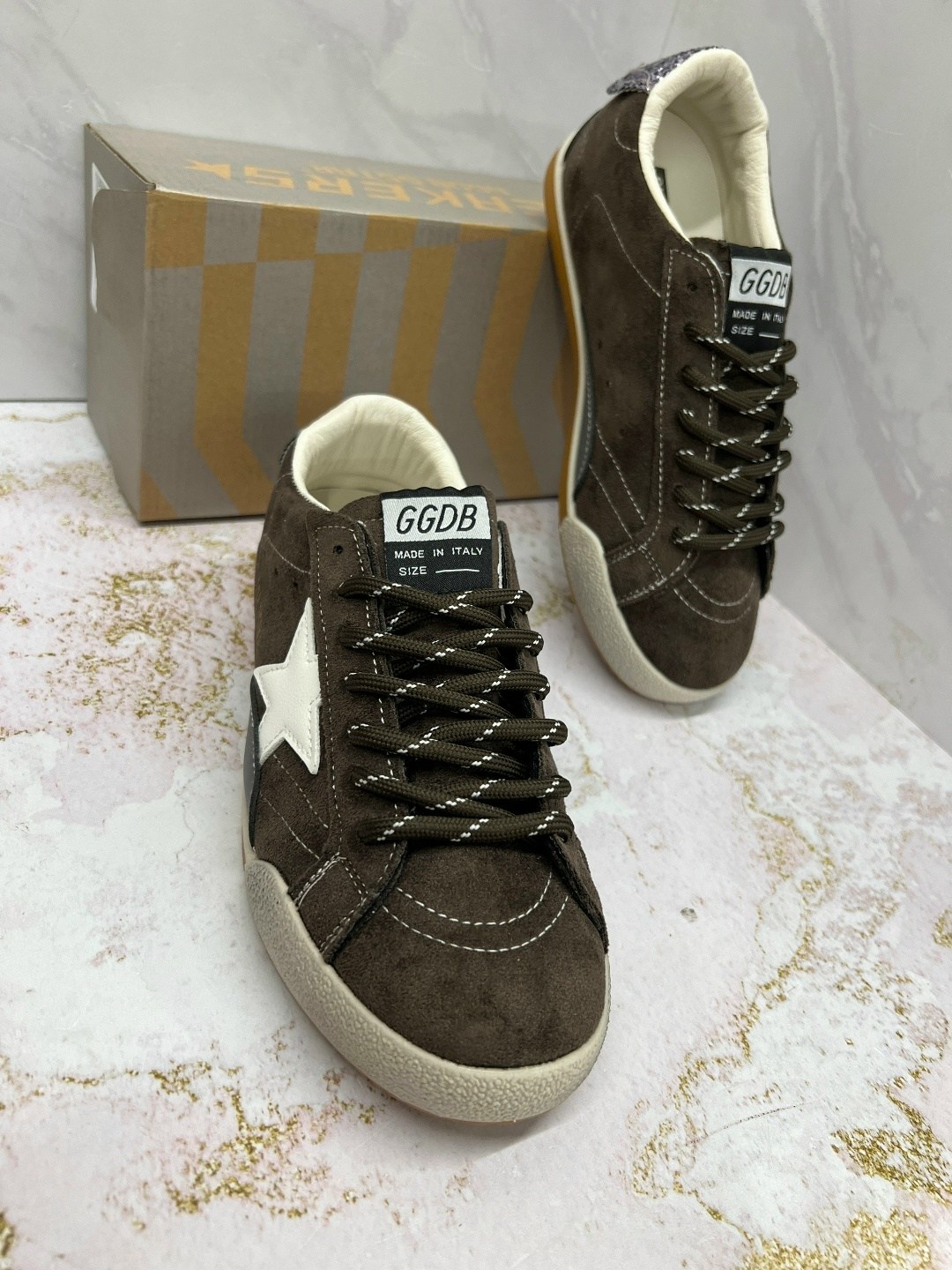 golden goose кроссовки super-star коричневый,коричневые кроссовки ball star golden goose anthracite silver,мужские замшевые низкие кроссовки с вышитыми звездами superstar golden goose коричневый,кеды