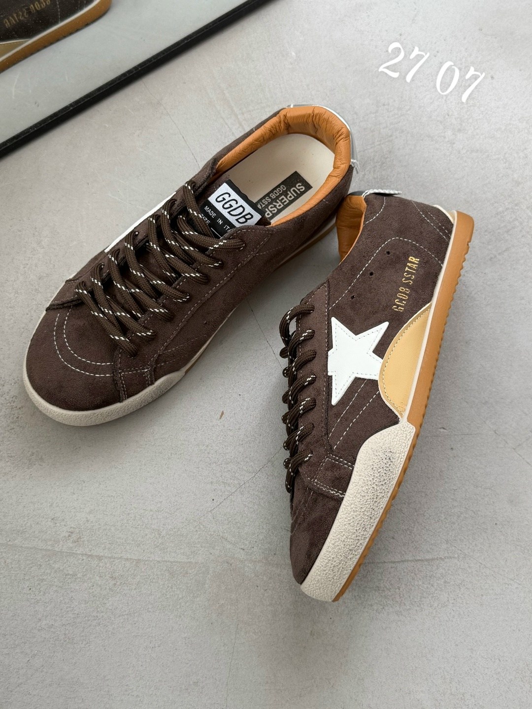 golden goose кроссовки super-star коричневый,,кеды golden goose,мужские замшевые низкие кроссовки с вышитыми звездами superstar golden goose коричневый,кроссовки golden goose