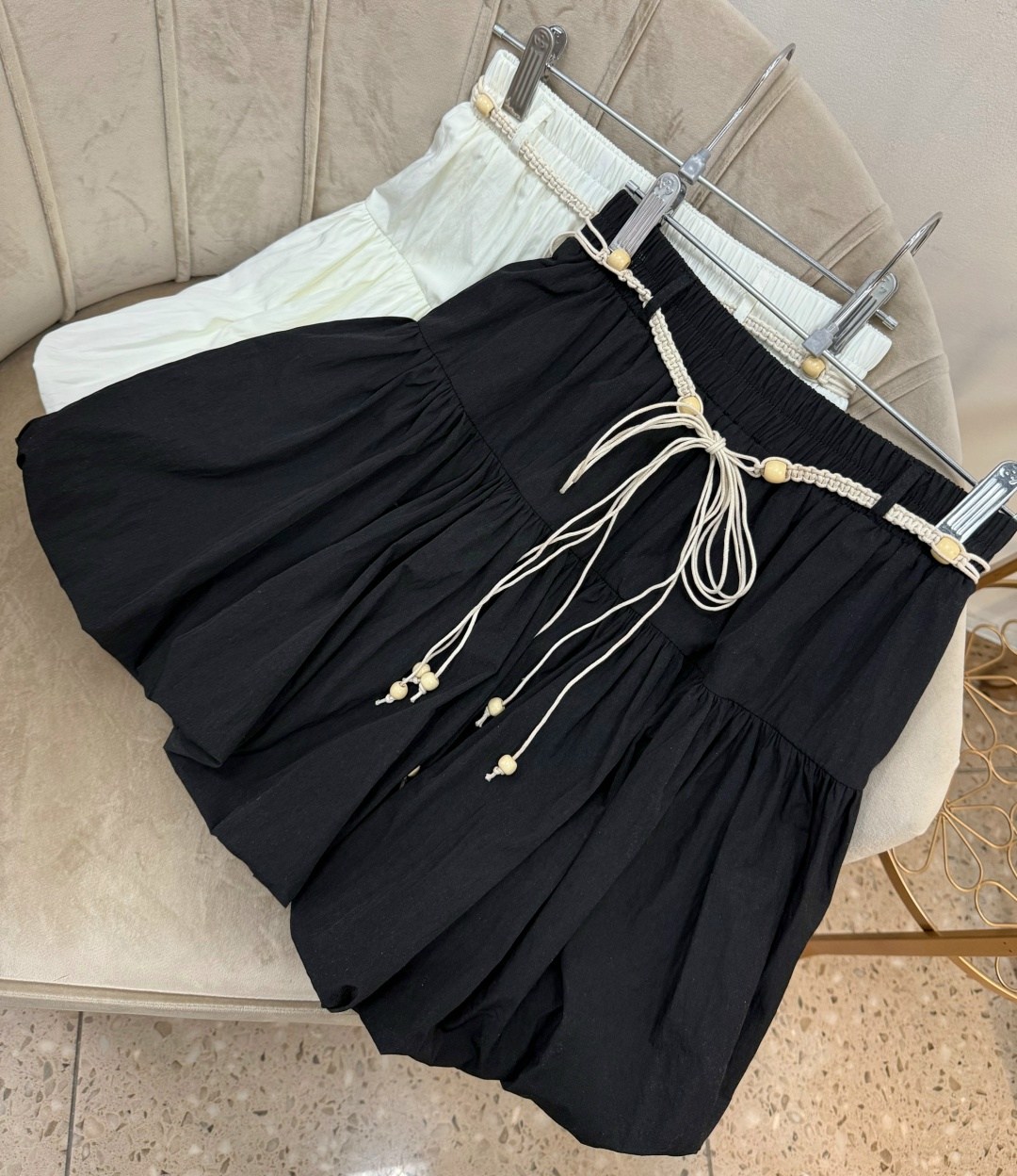 женская повседневная однотонная юбка с рюшами на подоле лето dazy белый,юбка,белые юбки,юбка с оборками,юбка женская белая