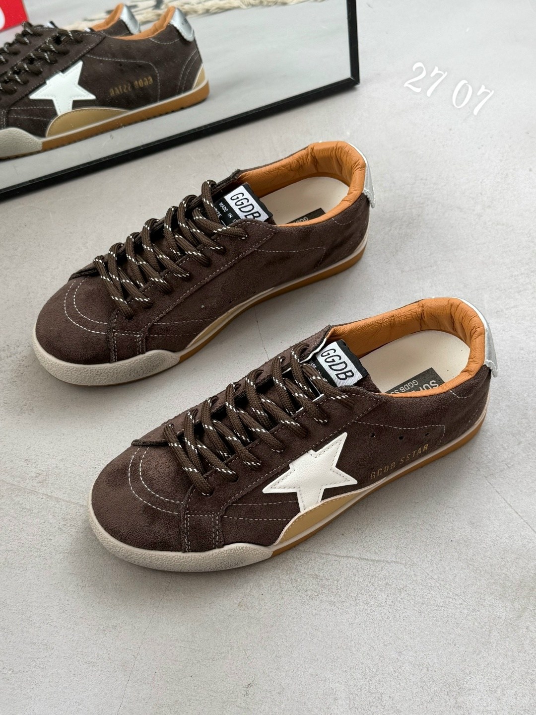 golden goose кроссовки super-star коричневый,,кеды golden goose,мужские замшевые низкие кроссовки с вышитыми звездами superstar golden goose коричневый,кроссовки golden goose
