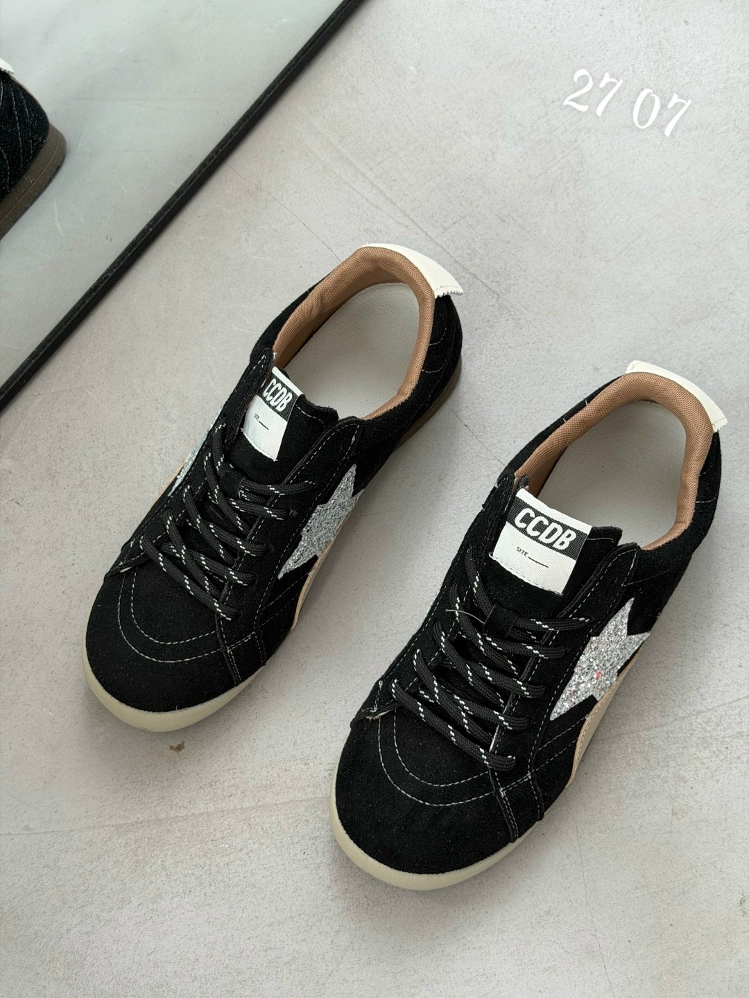 golden goose кроссовки super-star коричневый,,кеды golden goose,мужские замшевые низкие кроссовки с вышитыми звездами superstar golden goose коричневый,кроссовки golden goose