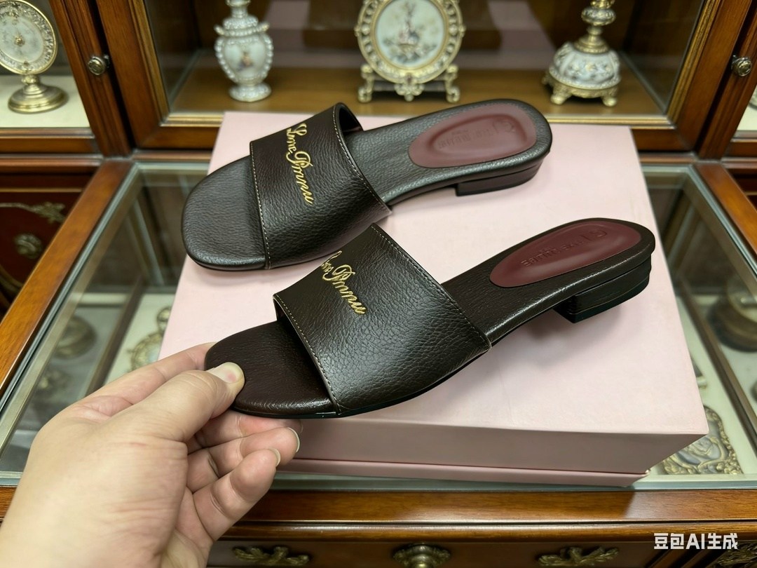 женские шлепанцы,,loro piana шлепки,модные шлепанцы,модные тапочки