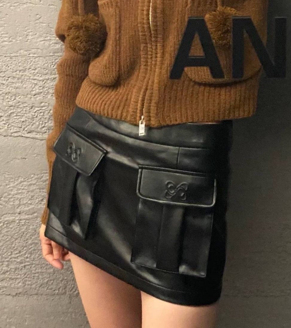 кожаная юбка мини,кожаная юбка,короткая кожаная юбка,юбка-шорты кожаная трапециевидная с высокой талией и поясом,мини-юбка из искусственной кожи