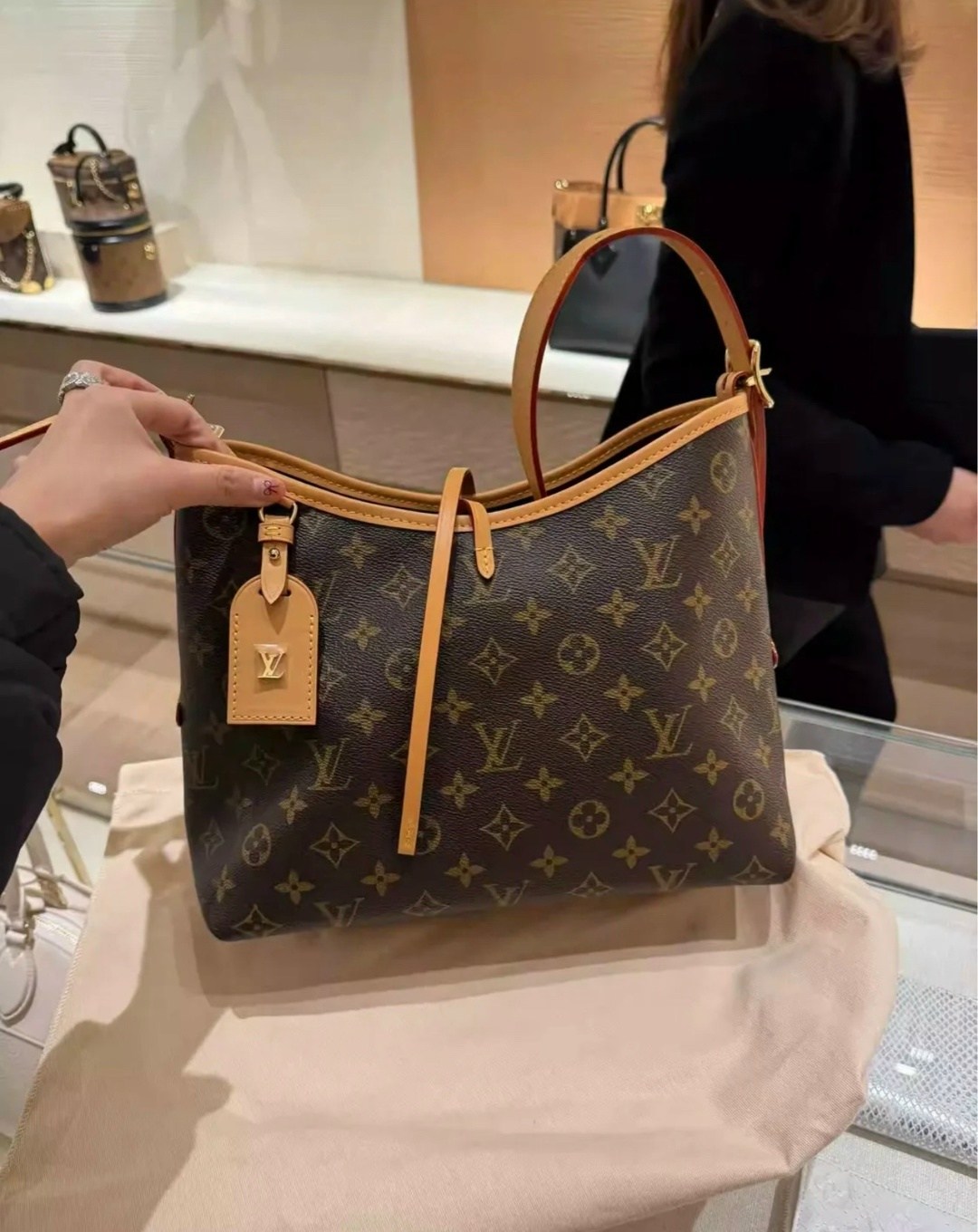 сумка louis vuitton carry all mm коричневая,louis vuitton сумка,брендовые сумочки,louis vuitton bag,женская сумка louis vuitton среднего размера
