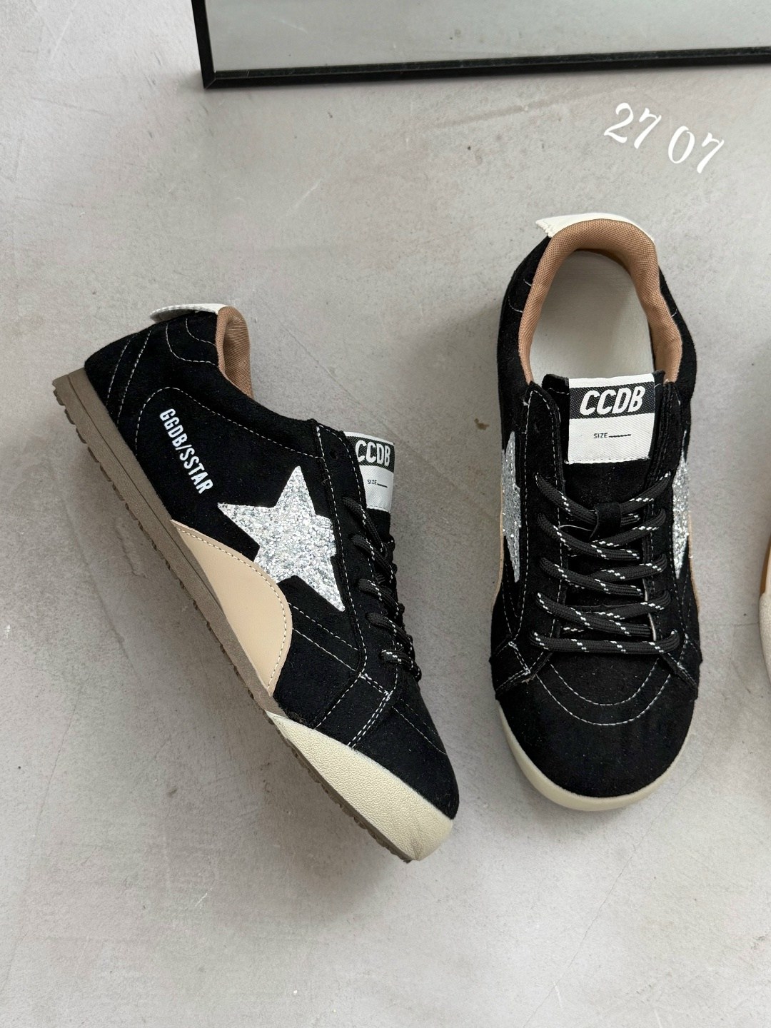 golden goose кроссовки super-star коричневый,,кеды golden goose,мужские замшевые низкие кроссовки с вышитыми звездами superstar golden goose коричневый,кроссовки golden goose