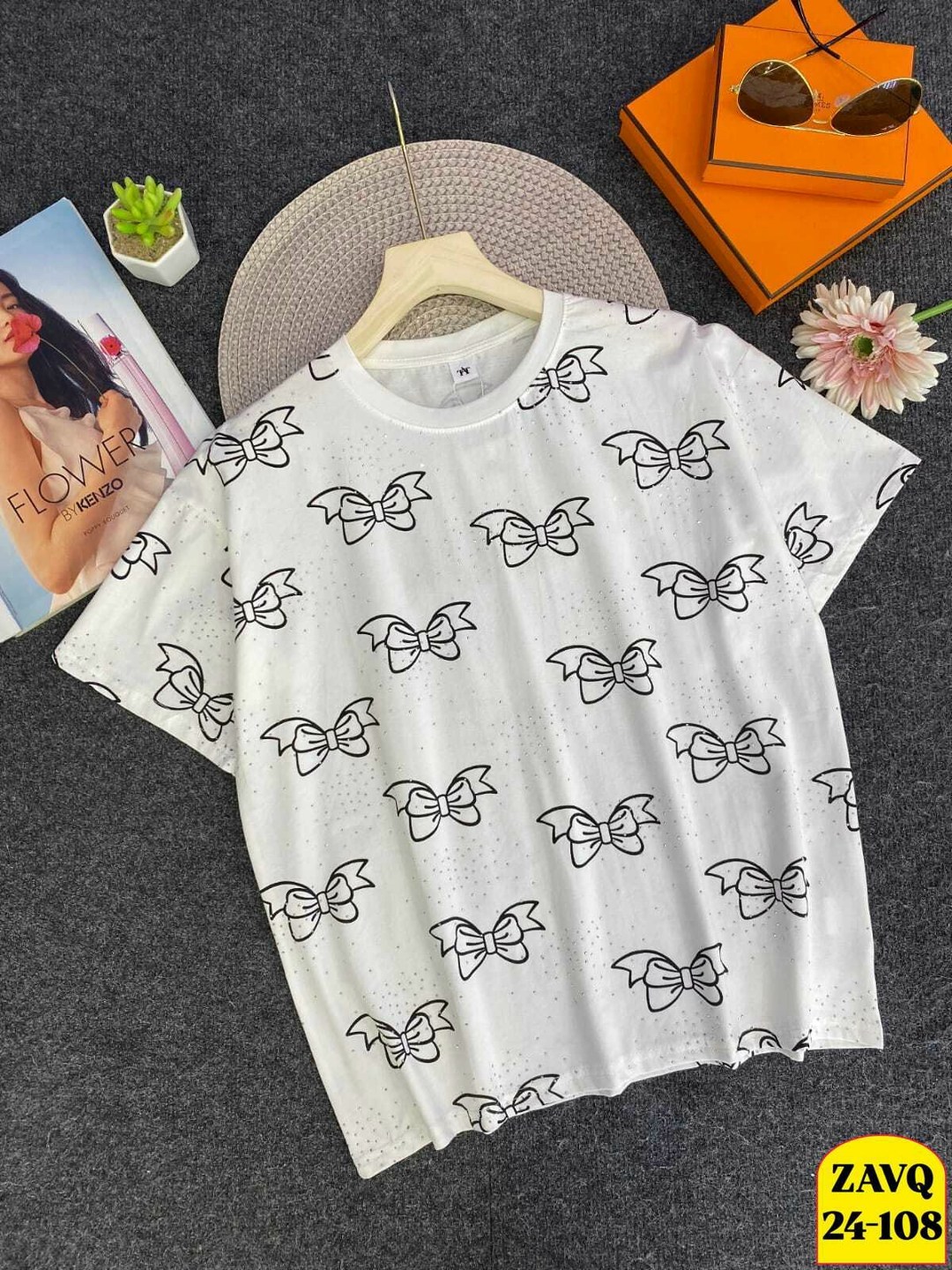 женская футболка,футболка со стразами,футболки модные,футболки женские с принтом,женская футболка со стразами