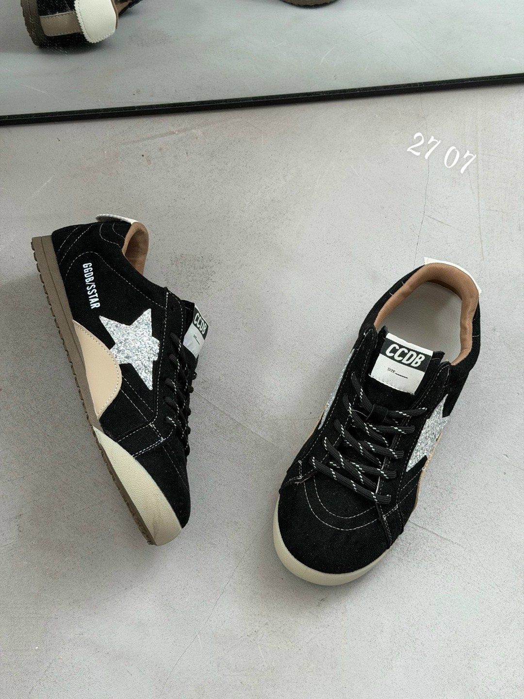 golden goose кроссовки super-star коричневый,,кеды golden goose,мужские замшевые низкие кроссовки с вышитыми звездами superstar golden goose коричневый,кроссовки golden goose