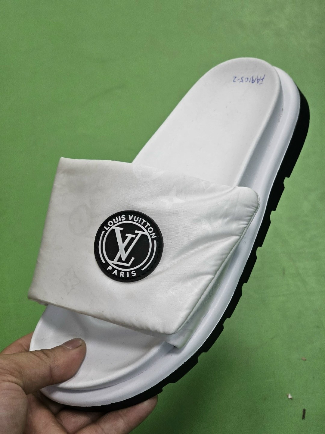 луи виттон шлепки женские,шлепанцы луи виттон белые,тапочки луи виттон мужские,,шлепки луи витон женские