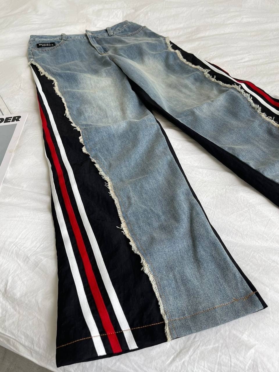 джинсы с лампасами,джинсы комбинированные,модные джинсы,женские джинсы,стильные джинсы