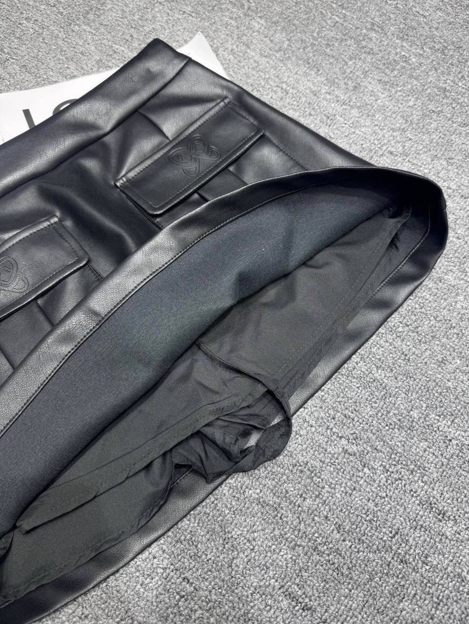 кожаная юбка мини,кожаная юбка,короткая кожаная юбка,юбка-шорты кожаная трапециевидная с высокой талией и поясом,мини-юбка из искусственной кожи