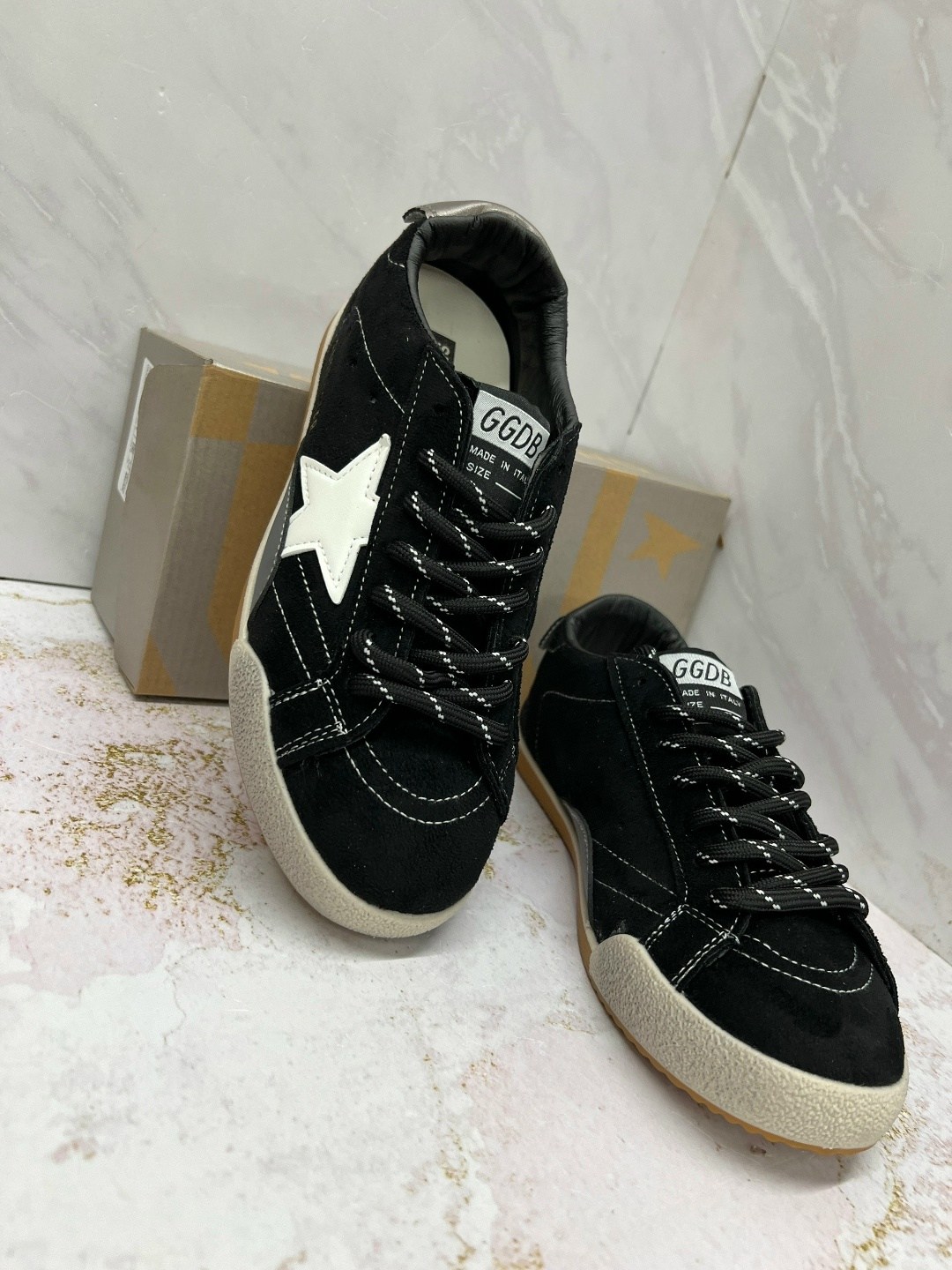 golden goose кроссовки super-star коричневый,коричневые кроссовки ball star golden goose anthracite silver,мужские замшевые низкие кроссовки с вышитыми звездами superstar golden goose коричневый,кеды