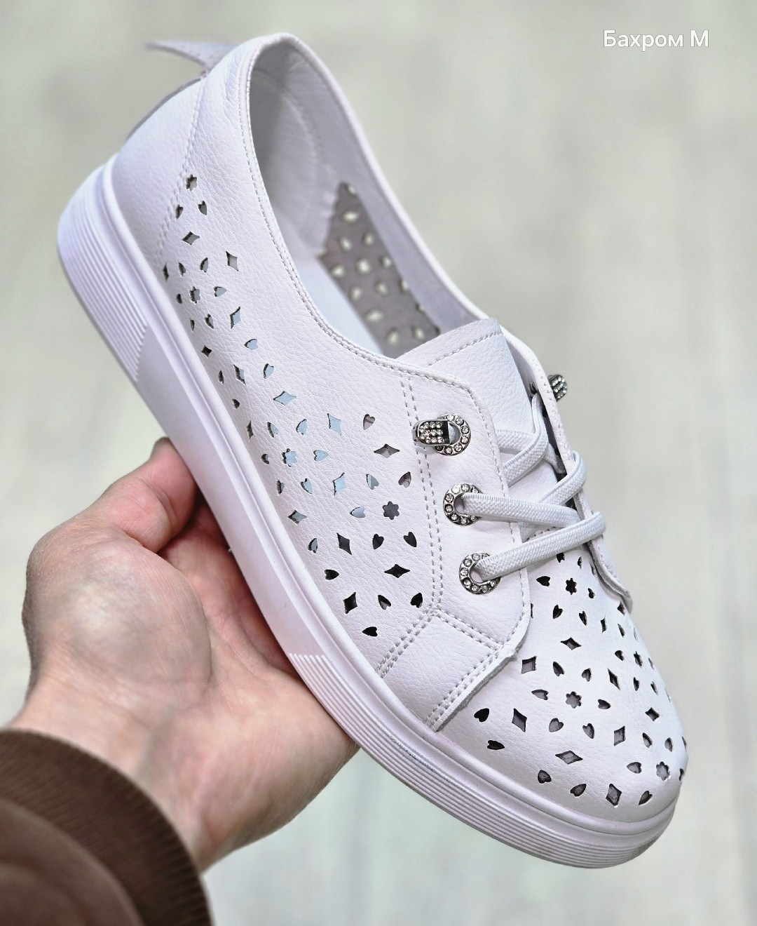 ,кеды перфорированные женские,кроссовки с перфорацией,туфли с перфорацией,мокасины белые с перфорацией