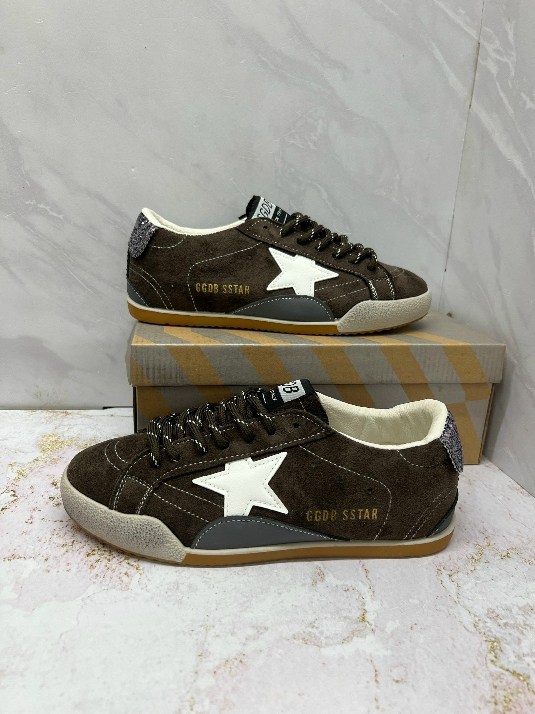 golden goose кроссовки super-star коричневый,коричневые кроссовки ball star golden goose anthracite silver,мужские замшевые низкие кроссовки с вышитыми звездами superstar golden goose коричневый,кеды
