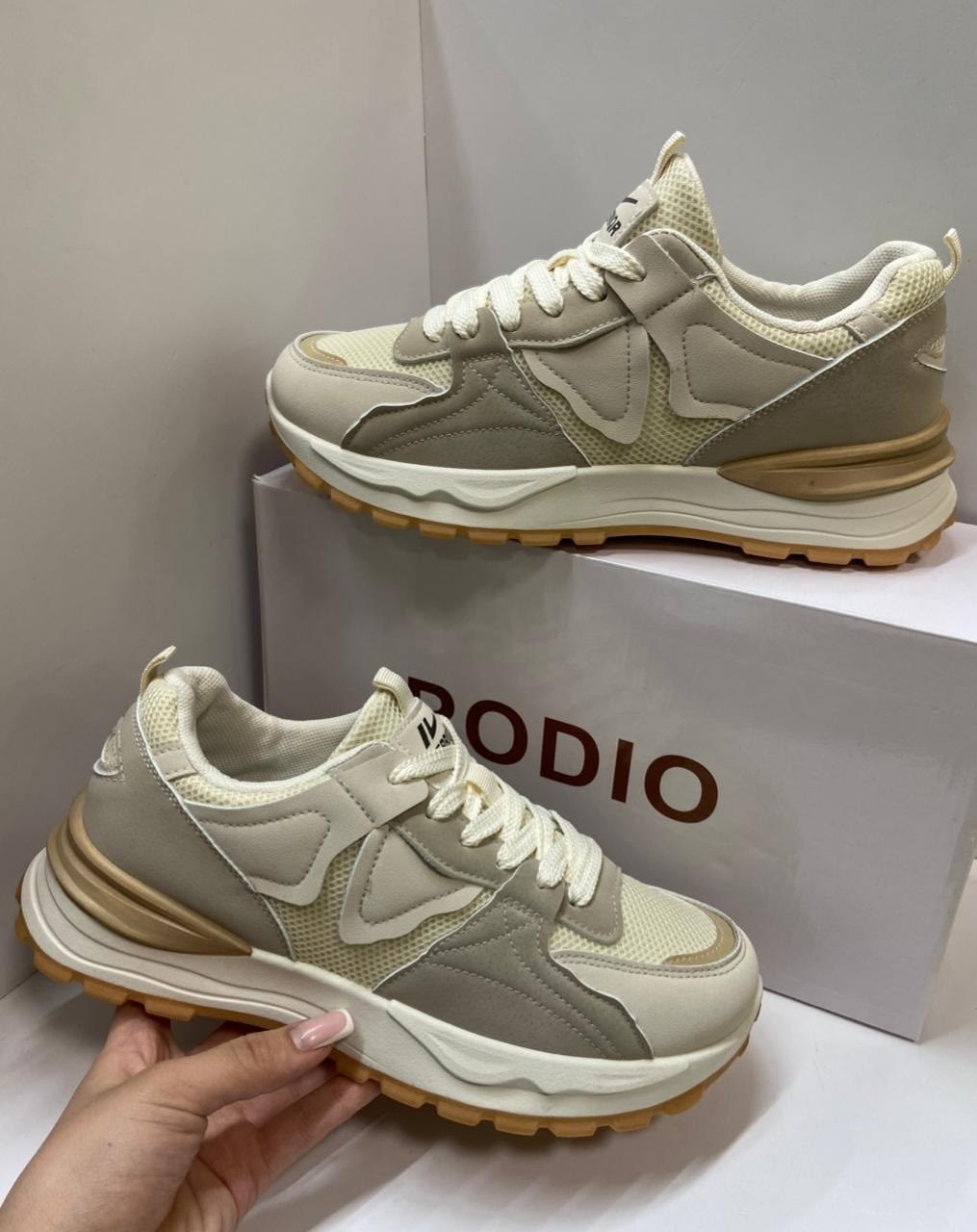 кроссовки на вишняковском рынке,кроссовки,обуви,спортивная ,кроссовки с рынка