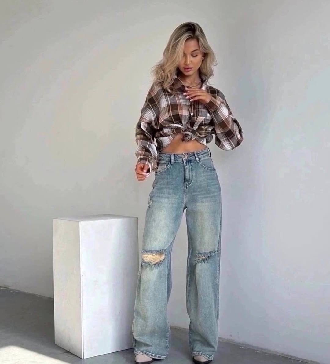 рваные джинсы трубы женские,джинсы трубы с модными рваными коленями и высокой,джинсы клёш писк моды арт.3913727,женские джинсы голубой,джинсы хлопок